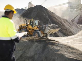 تسجيل البيانات الأساسية وإدارة البيانات